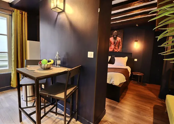 L'empire Bleu - Sejour A Deux Au Centre De - Elegant Avec Cuisine Equipee Et Atmosphere Cocooning Apartment Troyes